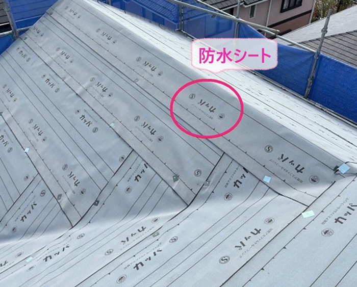 スレート重ね張り工事で防水シートを貼っている様子